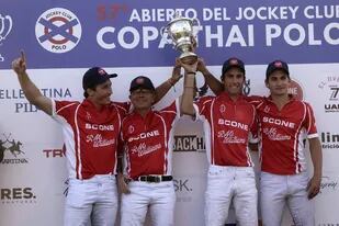 Bartolomé Castagnola (h.), David Paradice, Adolfo Cambiaso (n.), Camilo Castagnola y la copa de campeones del 57º Abierto del Jockey Club.