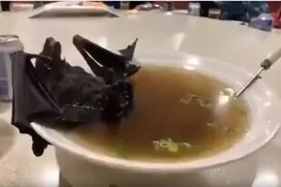 La mayoría de los videos de la sopa de murciélago (como el de la imagen) no fueron grabados en China