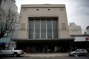 Se lo llamaba "el Gran Rex de Mataderos". Cerró a fines de los 80 y luego de 14 de lucha de los vecinos, vuelve a abrir mañana como sala integrada al Complejo Teatral de Buenos Aires
