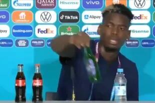 Pogba retira una botella de cerveza Heineken del pupitre de la sala de conferencia de prensa; los sponsors de la UEFA, en problemas por la rebelión de los jugadores