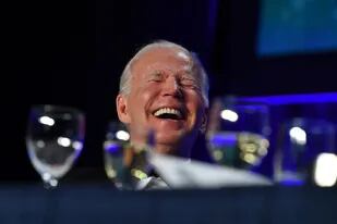 El presidente Joe Biden se ríe durante la gala de la Asociación de Corresponsales de la Casa Blanca en el Hotel Washington Hilton en Washington, DC, el 30 de abril de 2022.