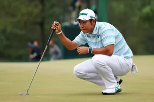 Hideki Matsuyama observa antes de tomar una decisión, en la tercera vuelta del Masters en el Augusta National Golf Club.
