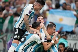 Enzo Fernández, Nahuel Molina Lucero, Julián Álvarez y Ángel Di María cubren a Lionel Messi en el festejo del primer gol de la Argentina a México en el Mundial Qatar 2022.