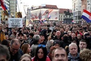Manifestantes en el centro de Zagreb contra las medidas anitarias (Photo by Denis LOVROVIC / AFP)