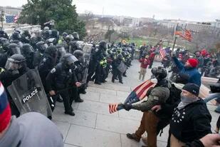 ARCHIVO - Policías del Capitolio de EEUU repelen a insurrectos que tratan de entrar en el recinto el 6 de enero de 2021, en Washington. (AP Foto/Jose Luis Magana, Archivo)