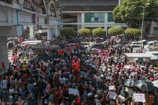 Por cuarto día consecutivo, los manifestantes salieron a las calles en los principales ciudades de Myanmar para protestar contra el golpe de Estado del 1 de febrero pasado