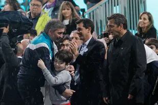 Máximo Kirchner y su hijo en el acto del 25 de mayo junto a Wado de Pedro y Sergio Massa