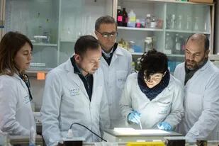 El grupo de investigadores argentinos que participa de los estudios para el desarrollo de la vacuna contra la leishmaniasis