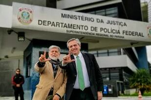 Alberto Fernández con el excanciller brasileño Celso Amorim, en el departamento de policía de Curitiba dónde se encuentra detenido Lula