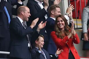 El príncipe británico William, su esposa Kate, y el hijo de ambos, el príncipe George, celebran el primer gol inglés en Wembley ante Alemania.