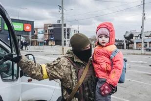 07/03/2022 Un soldado ucraniano evacúa a un niño, a 7 de marzo de 2022, en Irpin (Ucrania). El ejército de Ucrania resiste por el momento el duro asedio de Rusia en algunas de sus ciudades, como Irpin y Kiev, donde se recrudecen los combates. Naciones Unidas calcula que el número de refugiados ucranianos podría ascender a 1,5 millones. El número de civiles muertos en el conflicto se acerca a los 3.000 y casi 4000 heridos según fuentes del gobierno ucraniano. POLITICA Diego Herrera - Europa Press
