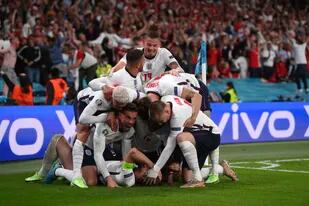 Los futbolistas ingleses festejan el triunfo ante Dinamarca. Inglaterra jugará su primera final de Eurocopa el domingo ante Italia en Wembley