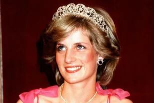 Durante la gira real por Australia en 1983, la princesa Diana lució la famosa Spencer Tiara junto con zafiros saudíes (Crédito: Alamy)