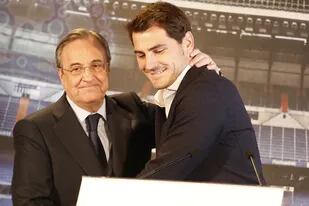 Florentino Pérez, con Iker Casillas, en 2015