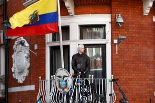 Assange, durante una conferencia de prensa en uno de los balcones de la embajada de Ecuador en Londres en los primeros días de su asilo