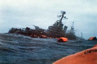 El crucero Gral. Belgrano tras el ataque, el 2 de mayo de 1982