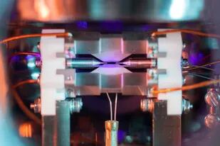 Un científico de la universidad de Oxford logró esta imagen, que muestra la luz reflejada por un átomo de estroncio luego de ser iluminado por un láser; lo que quedó registrado no es el átomo en sí (que es más pequeño que la luz visible) pero sí la luz que emitió; la foto fue premiada por el logro