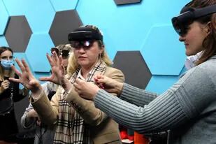 Dos mujeres prueban HoloLens 2, el visor de realidad mixta de Microsoft y una de las posibles apuestas de la compañía para el futuro metaverso