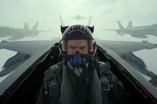 Tom Cruise tripulando un avión en una de las secuencias más espectaculares de Top Gun: Maverick
