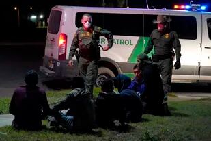Agentes norteamericanos detienen a un grupo de migrantes en Hidalgo, Texas