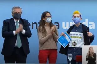 Dos personas se manifestaron en el acto en contra del anuncio del presidente Alberto Fernández