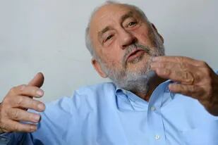 El economista Joseph Stiglitz, premio Nobel (2001) y mentor del ministro Martín Guzmán, encabeza un grupo de más de 150 académicos que firmaron una carta en apoyo a la propuesta de canje que lanzó el Gobierno; piden "una solución responsable" y "actuar de buena fe" al los acreedo