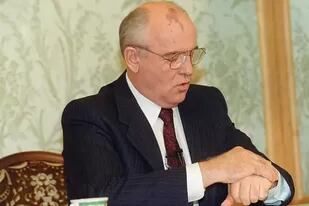 Mijaíl Gorbachov consultando su reloj antes del discurso televisado en el que anunció su renuncia el 25 de diciembre de 1991
