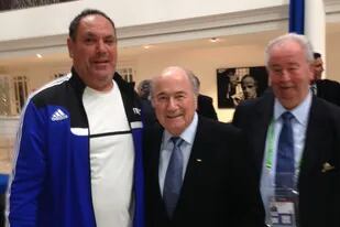 Pablo Silva, con Joseph Blatter, entonces presidente de la FIFA, y Julio Grondona, vicepresidente: ahí nació un acuerdo...y un conflicto millonario