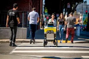 Un robot de entrega a domicilio de Serve Robotics como el que estaba en uso en Los Angeles