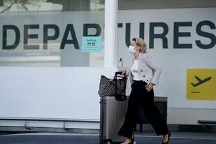 Una pasajera con una mascarilla llega al aeropuerto de Bruselas, el 15 de junio de 2020