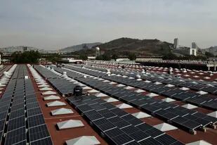 Paneles solares instalados por Pireos Power en el techo de un almacén en el Estado de México, el miércoles 13 de abril de 2022. (AP Foto/Marco Ugarte)