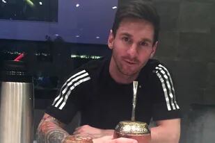 Lionel Messi lleva su mate a todos lados; en las últimas horas, desde París, dejó ver los detalles de su diseño personalizado