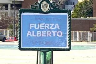 Los carteles que aparecieron ayer en todo el conurbano y en la ciudad de Buenos Aires con la leyenda "Fuerza Alberto"