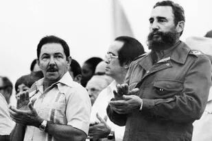 Fidel Castro, presidente de Cuba para ese momento y su hermano Raúl, vicepresidente, en La Habana en 1978