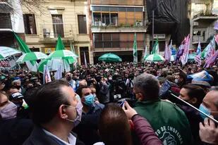Pablo Moyano encabezó la protesta por la falta de pago a los empleados de Garbarino