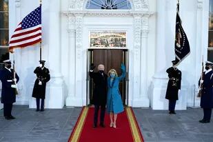 Biden y su esposa Jill, al llegar a la Casa Blanca