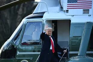 El presidente saliente de los Estados Unidos, Donald Trump, saluda mientras aborda el Marine One en la Casa Blanca en Washington