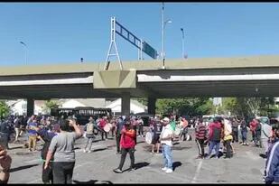Decenas de trabajadores protuarios bloquean los accesos a las terminales 4 y TRP, en protesta a la "precarización de la fuente laboral y despidos