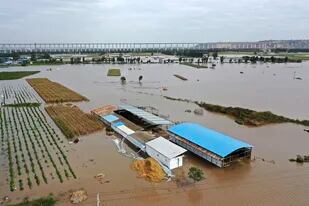 El río Amarillo desbordado cerca de la aldea de Lianbo, en la provincia de Shanxi, China, el domingo 10 de octubre de 2021; las inundaciones son una de las consecuencias del calentamiento global