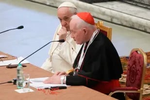 El papa Francisco, a la izquierda, escucha la intervención inaugural del cardenal Marc Ouellet para comenzar el Simposio sobre Vocaciones, un congreso de tres días, en la sala Pablo VI del Vaticano, el jueves 17 de febrero de 2022.