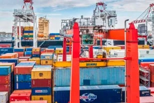 Los contenedores escasean a nivel global producto de las demoras en los puertos para liberar la mercadería