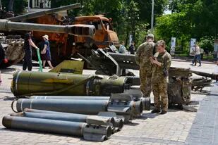 Misiles rusos examinan misiles rusos que fueron derribados en las afueras de Kiev