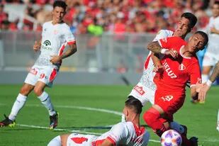 Ayrton Costa pierde el equilibrio ante la barrida de Mosevich; Independiente desaprovechó una ventaja de dos goles