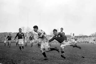 Barry Holmes fue el único rugbier que actuó por Inglaterra y por la Argentina; en este caso, con la camiseta del equipo británico en el Cinco Naciones de 1949, ante Irlanda.
