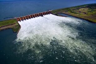 La represa de la central hidroeléctrica Yacyretá