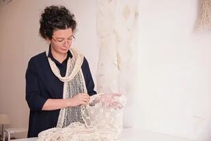Alejandra Mizrahi difunde esta técnica de tejido y lo reversionó con saberes orientales en un proyecto que vincula el trabajo artesanal y la inclusión social.