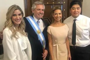 La modelo Sofía Pacchi y el empresario Chien Chia Hong, con Alberto Fernández y Fabiola Yáñez, el día de la asunción presidencial