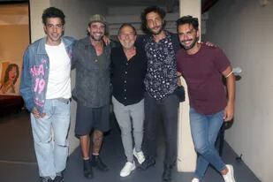 Guillermo Francella con Luciano Castro junto a los tres protagonistas masculinos de Desnudos