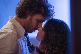 Sarah Shahi y Adam Demos, los actores de la serie de Netflix Sexo/Vida, protagonizaron una apasionada historia de amor fuera de la pantalla