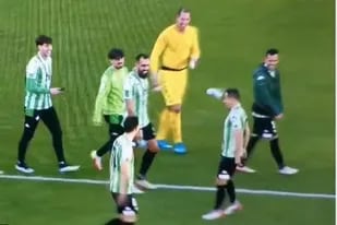 Andrés Guardado golpea su cabeza con una botella imitando de manera repudiable a su rival herido este sábado durante el duelo entre Betis y Sevilla